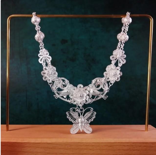 Collier Fantaisie Papillon En Cristal - Monture Argentée - Modèle P398 - Pour Mariage, Soirée - Neuf Avec étiquettes