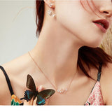 Boucles d'Oreilles Papillon en Or avec Fleur Blanche - Rêve de Papillon