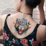 Tatouage éphémère tigre et papillon style aquarelle sur dos de femme- Rêve de Papillon